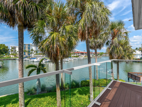 Very Short walk to the beach in the Moorings Naples area